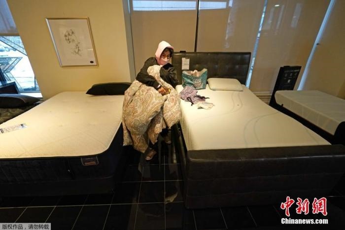 當(dāng)?shù)貢r(shí)間2月17日，美國(guó)得州的一家畫廊兼家具店內(nèi)，大批民眾來(lái)此避寒取暖，其中不乏一些人帶著被子來(lái)過(guò)夜。美國(guó)近日遭遇極寒天氣侵襲，多地氣溫創(chuàng)近年新低，其中得州災(zāi)情最嚴(yán)重，暴風(fēng)雪導(dǎo)致電網(wǎng)在酷寒中癱瘓，約400萬(wàn)居民家中長(zhǎng)時(shí)間停電。美國(guó)國(guó)家氣象局表示，得州休斯敦等地的氣溫甚至比靠近北極圈的阿拉斯加還要低。