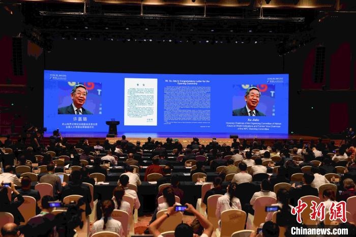 第九屆、第十屆全國人大常委會副委員長許嘉璐向大會發(fā)來賀信?！∈⒓样i 攝