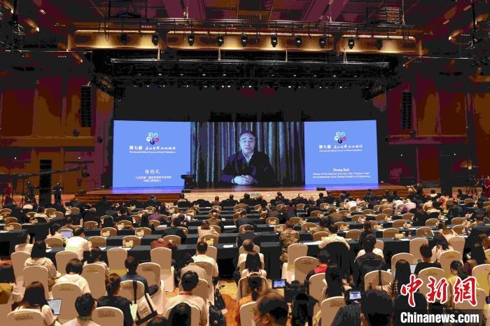 中國工程院院士、“人民英雄”國家榮譽稱號獲得者張伯禮通過視頻發(fā)表主旨演講。　盛佳鵬 攝