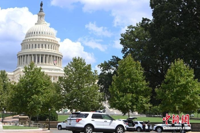 當(dāng)?shù)貢r(shí)間8月19日，一名男子駕駛黑色皮卡至國(guó)會(huì)圖書(shū)館前，并聲稱車上有炸彈。該事件導(dǎo)致美國(guó)國(guó)會(huì)大廈周邊街道封鎖，警方還疏散了周邊國(guó)會(huì)辦公樓和聯(lián)邦最高法院里的工作人員。圖為警方在美國(guó)會(huì)大廈西側(cè)廣場(chǎng)警戒。 <a target='_blank' href='http://www.chinanews.com/'>中新社</a>記者 陳孟統(tǒng) 攝