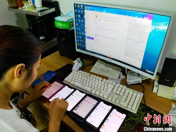 圖為網(wǎng)絡(luò)客服為網(wǎng)上“專車座套”客戶答疑釋惑?！巫雍?攝