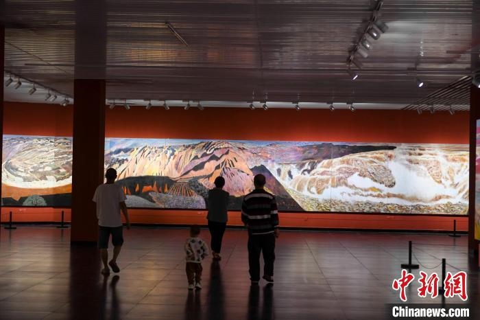 162米巨幅油畫長卷《黃河》吸引市民駐足觀看?！钊A峰 攝