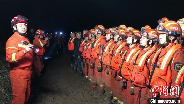 平遙縣消防救援大隊(duì)大隊(duì)長(zhǎng)龔宇作總攻發(fā)起前的動(dòng)員?！￠Z旭輝 攝