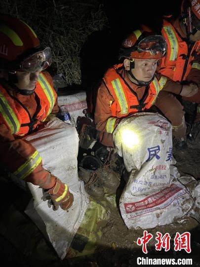 短暫修整期間，消防員脫掉鞋襪，用編織袋套住腿腳保暖?！￠Z旭輝 攝