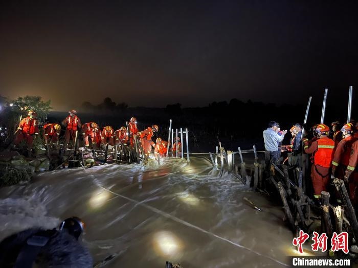 消防員分成左右兩路，同時(shí)發(fā)起決口封堵總攻?！￠Z旭輝 攝