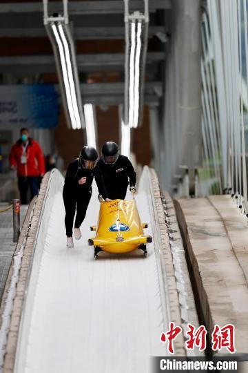 英國雪車隊結(jié)束滑行后準(zhǔn)備收車 國家雪車雪橇中心提供
