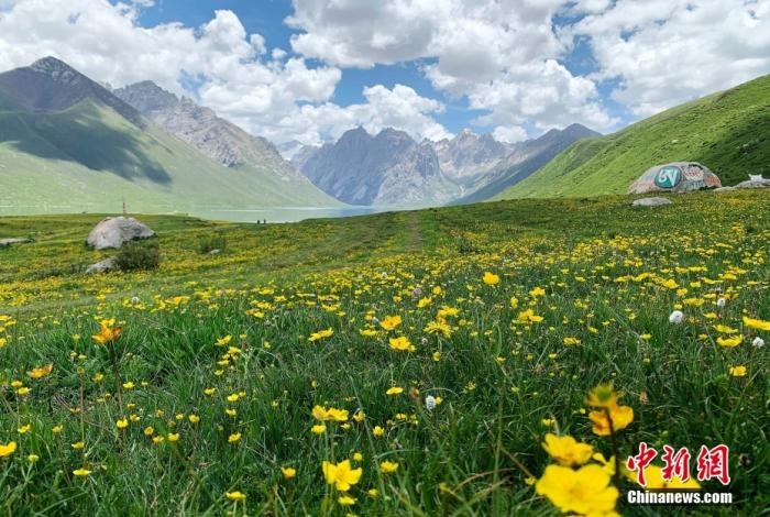 位于青海省果洛藏族自治州久治縣的年保玉則意為“神圣不可侵犯的地方”，山形如蓮花，總面積3469平方公里，保存有冰蝕地貌、冰磧地貌、現(xiàn)代冰川等地質(zhì)遺跡，有“天神后花園”之稱。
<a target='_blank' href='http://www.chinanews.com/'>中新社</a>記者 孫睿 攝