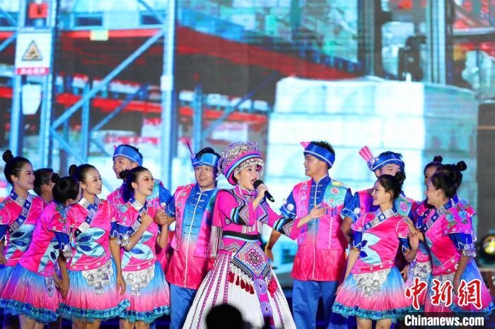專場晚會上的民族歌舞表演?！涕L嬌 攝
