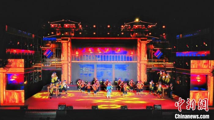 2021昭君文化旅游活動專場晚會現(xiàn)場。　周星亮 攝