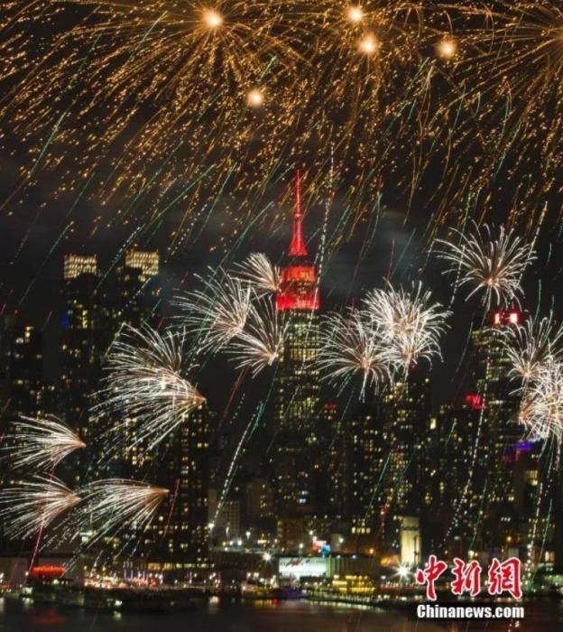 　　2018年，中國(guó)駐紐約總領(lǐng)事館前的哈德遜河上空燃放起焰火，慶祝中國(guó)狗年春節(jié)。