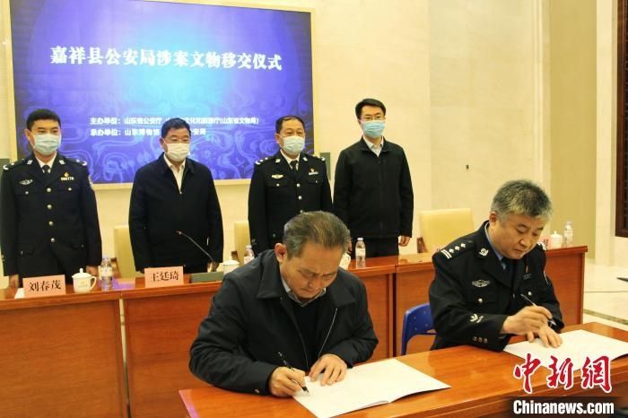 山東博物館館長鄭同修和嘉祥縣人民政府副縣長、公安局局長趙健簽署移交協(xié)議?！≮w曉 攝