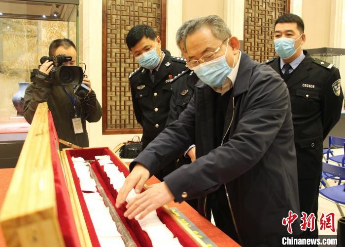 山東博物館館長鄭同修介紹涉案文物龍首錯(cuò)銀木柲銅杖?！≮w曉 攝