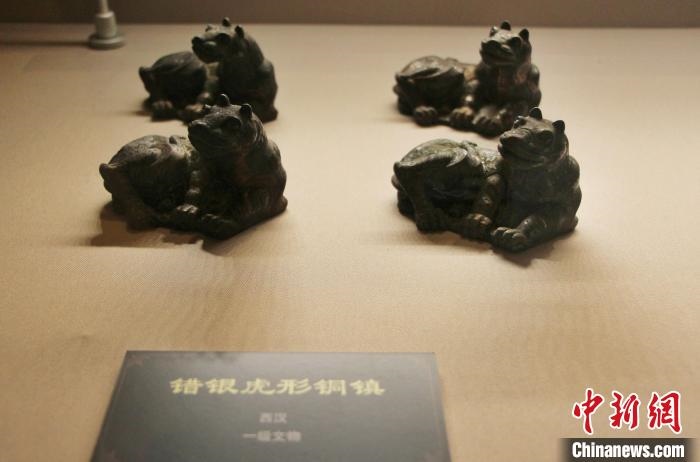 一級(jí)文物錯(cuò)銀虎形銅鎮(zhèn)?！≮w曉 攝
