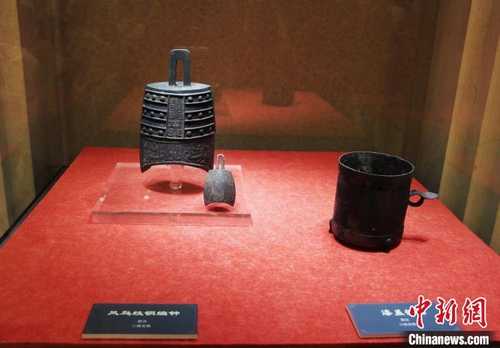 二級(jí)文物西漢鳳鳥紋銅編鐘、漆蓋銅卮?！≮w曉 攝