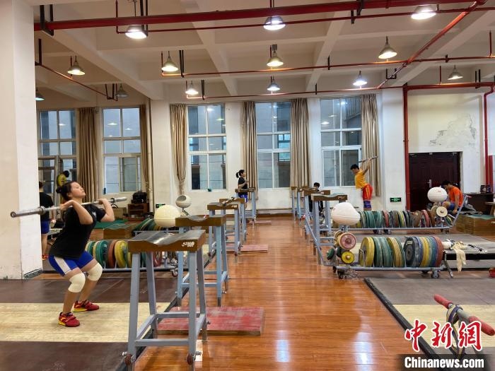 石智勇的師弟師妹們訓(xùn)練場景?！×植?攝