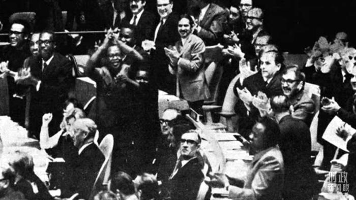 △第2758號決議通過后，現(xiàn)場爆發(fā)出熱烈歡呼聲。(資料圖)