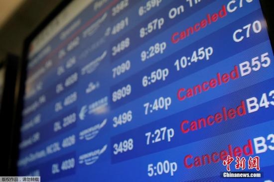 水管破裂造成第四航站樓的多家航班延誤或取消。圖為航站樓內(nèi)的電子公告牌顯示航班信息。