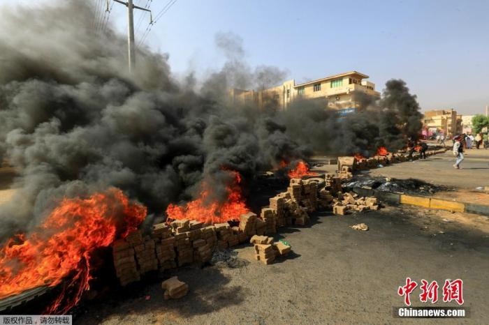 當(dāng)?shù)貢r(shí)間10月25日，蘇丹局勢(shì)發(fā)生突變，過渡政府總理被“綁架”，政府部長(zhǎng)被軍方抓捕，國(guó)家進(jìn)入緊急狀態(tài)，大量民眾走上街頭對(duì)軍方行動(dòng)進(jìn)行抗議，已有7人在抗議活動(dòng)中死亡，140人受傷。圖為抗議活動(dòng)中燃燒的輪胎。