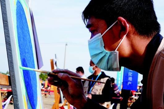 　　參加文物技能競(jìng)賽彩畫項(xiàng)目的選手。