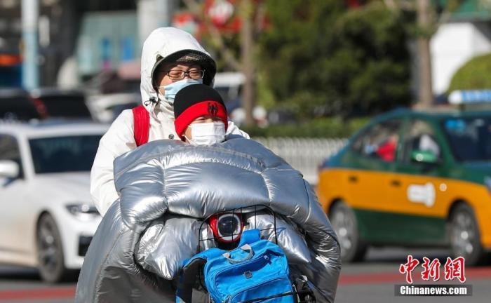 資料圖：市民在大風(fēng)降溫天氣下出行。 <a target='_blank' href='http://www.chinanews.com/'>中新社</a>記者 賈天勇 攝
