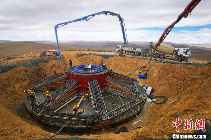 資料圖為該風(fēng)電場建設(shè)現(xiàn)場?！≈袊娊瘓F(tuán)成都勘測設(shè)計(jì)研究院有限公司 供圖