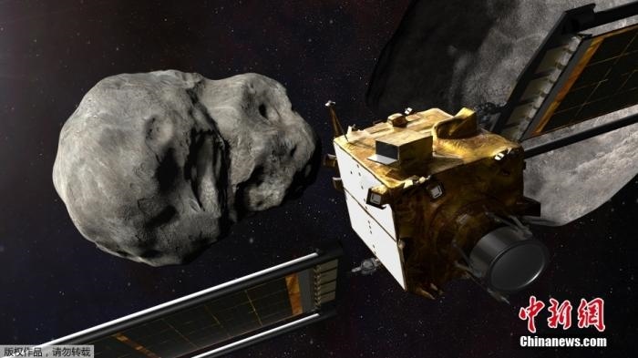 當?shù)貢r間11月4日，法新社公布了兩張來自美國宇航局的太空效果圖，畫面顯示一艘宇宙飛船從小行星后面進行撞擊。據(jù)悉，美國宇航局計劃讓一艘以每小時24000公里的速度飛行的宇宙飛船撞上一顆小行星以進行“行星防御”測試，雖然地球尚且沒有面臨如此緊迫的危險。