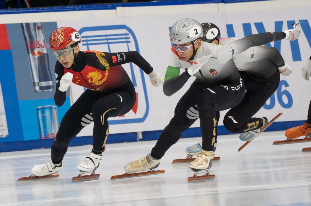 11月20日，中國選手武大靖(左)和匈牙利選手劉少林在比賽中。劉少林奪得冠軍，武大靖獲得第四名。新華社發(fā)(弗爾季·奧蒂洛 攝)