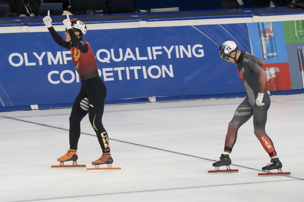 11月20日，任子威(左)在比賽后慶祝。新華社發(fā)(弗爾季·奧蒂洛 攝)