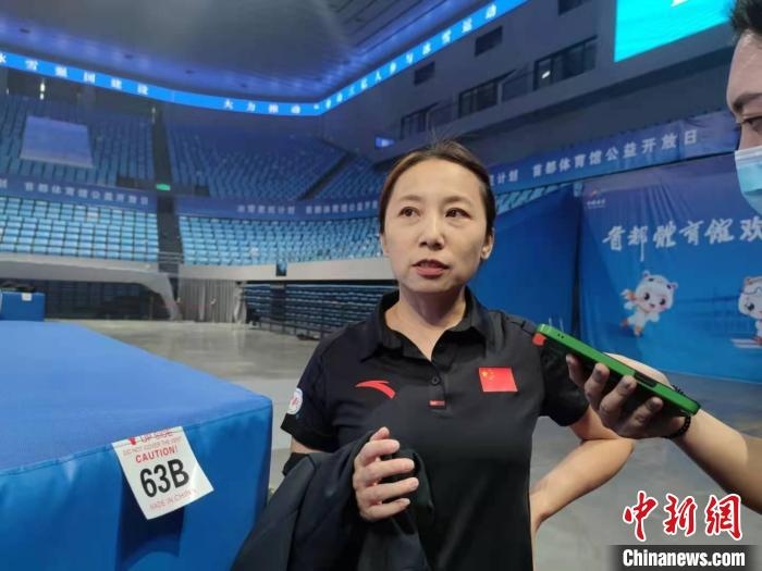 中國滑冰協(xié)會(huì)主席、前中國短道速滑隊(duì)主教練李琰表示，”冰雪惠民計(jì)劃“能推動(dòng)更多人上冰 郝凌宇 攝