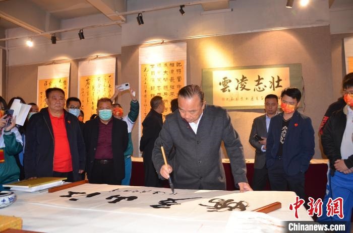 圖為“鐵軍老戰(zhàn)士”、著名書法家、解放軍報原副總編輯連俊義少將現(xiàn)場揮毫?！☆佇玛?攝 攝