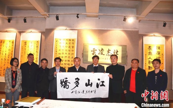 圖為百名將軍書畫展活動現(xiàn)場。　顏新陽 攝 攝