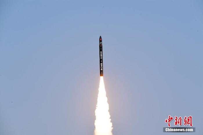 北京時間2021年12月7日12時12分，谷神星一號遙二運載火箭在中國酒泉衛(wèi)星發(fā)射中心成功發(fā)射升空，將搭載的天津大學一號、麗澤一號、寶醞號、金紫荊五號、金紫荊一號03星等5顆小衛(wèi)星順利送入預定軌道，發(fā)射任務獲得圓滿成功。汪江波 攝