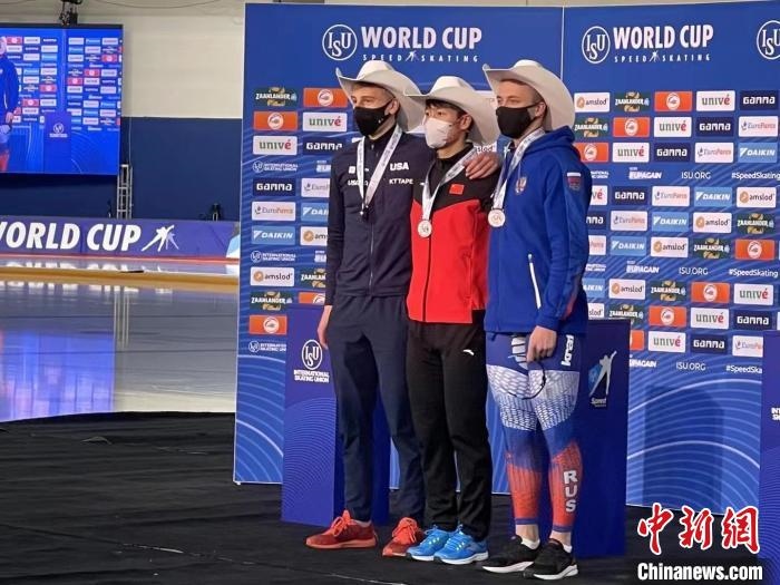 寧忠?guī)r在頒獎(jiǎng)儀式上?！『邶埥◇w育局提供