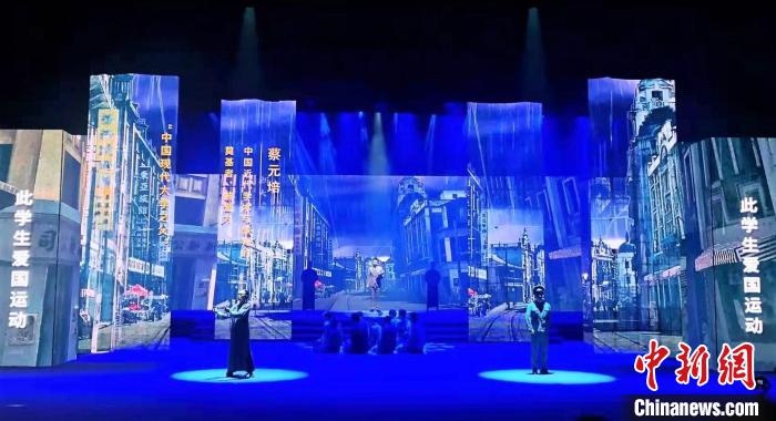 圖為“百年風(fēng)華”大型音樂史詩劇現(xiàn)場(chǎng)?！⒑ｌ` 攝