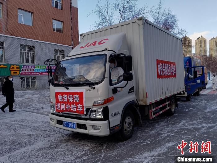 圖為滿洲里物資保障巡回補(bǔ)給車隊(duì)配貨現(xiàn)場(chǎng)?！∏靥饌?攝