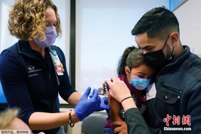 資料圖：當(dāng)?shù)貢r(shí)間11月3日，美國華盛頓，國立兒童醫(yī)院為孩子接種疫苗。美國新冠疫苗接種進(jìn)入了一個(gè)新階段，數(shù)百萬名小學(xué)生現(xiàn)在可以接種疫苗。