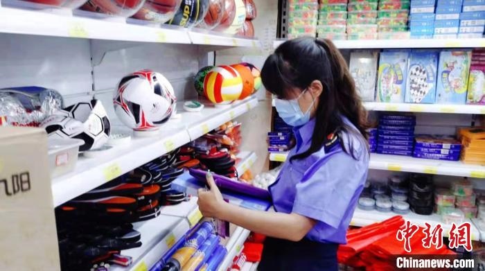 圖為秦皇島市海港區(qū)市場(chǎng)監(jiān)督管理局工作人員正在檢查涉冬奧標(biāo)志商品?！∏鼗蕧u市海港區(qū)市場(chǎng)監(jiān)督管理局供圖