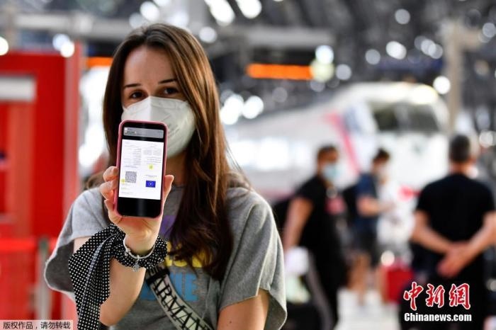 當(dāng)?shù)貢r間2021年9月1日，意大利米蘭，乘客在火車站出示的健康證明。