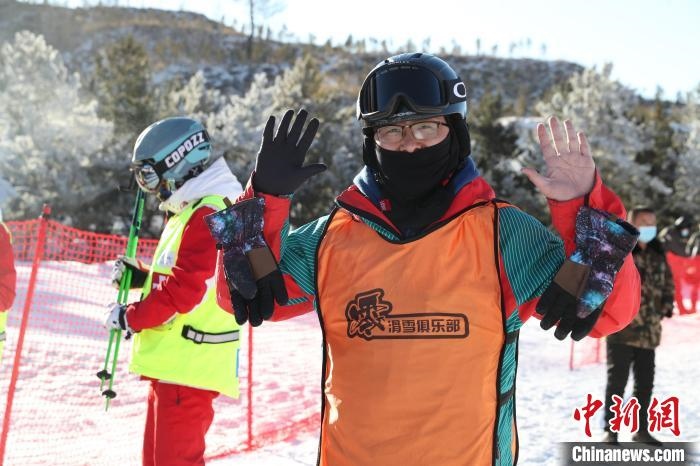 圖為滑雪場(chǎng)現(xiàn)場(chǎng)?！≡S婷 攝