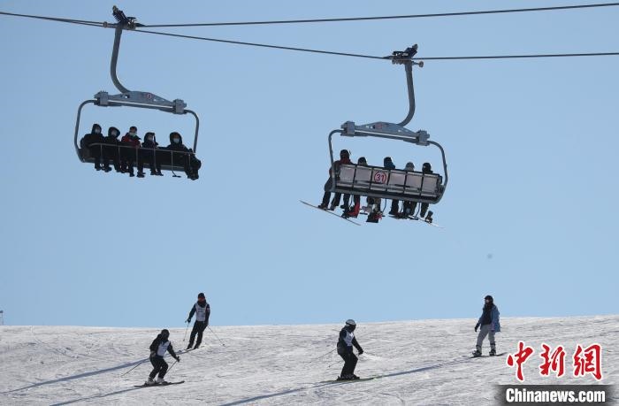 圖為滑雪場(chǎng)現(xiàn)場(chǎng)。　許婷 攝