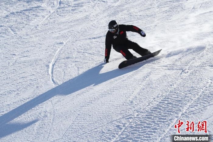 圖為滑雪場(chǎng)現(xiàn)場(chǎng)。　許婷 攝