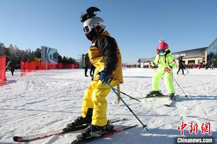 圖為滑雪場(chǎng)現(xiàn)場(chǎng)?！≡S婷 攝