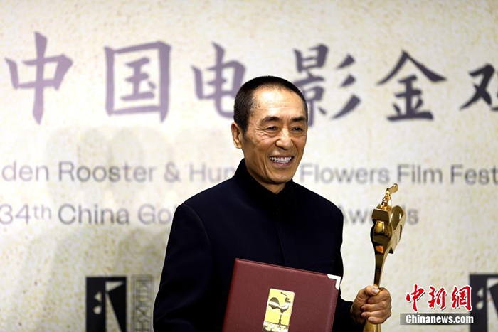 12月30日晚，第34屆中國電影金雞獎頒獎典禮在福建省廈門市舉行。張藝謀以執(zhí)導《懸崖之上》榮膺最佳導演獎。 <a target='_blank' href='/'>中新社</a>記者 呂明 攝