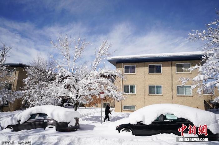 資料圖：當地時間2021年3月15日，美國科羅拉多州丹佛，當地迎來強暴風雪天氣，城市被積雪覆蓋。