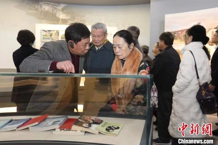 船政后裔在參觀新館?！￡悤造o 攝