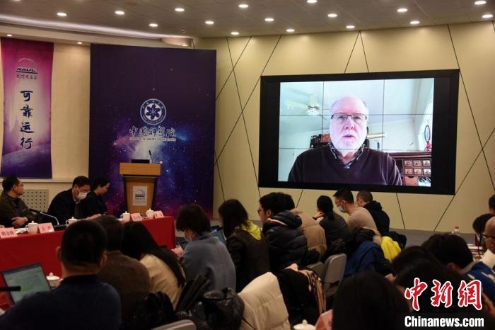美國伊利諾伊大學(xué)教授理查德？克魯切爾通過視頻點評FAST測量星際磁場最新研究成果?！?lt;a target='_blank' href='/'>中新社</a>記者 孫自法 攝