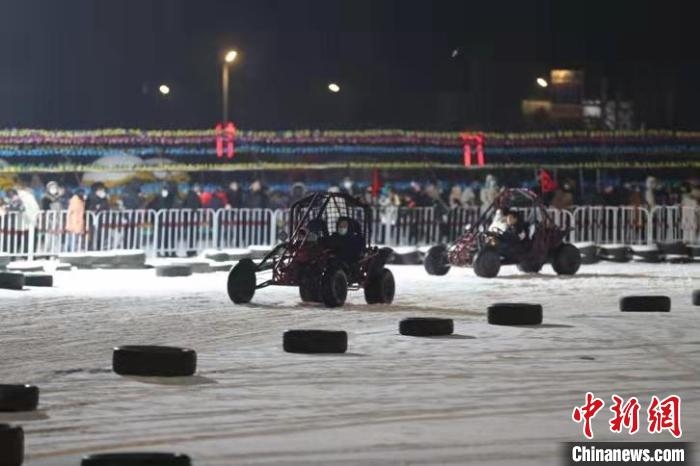 來(lái)吧，一起體驗(yàn)雪地越野車的刺激吧?！∮诤Ｑ?攝