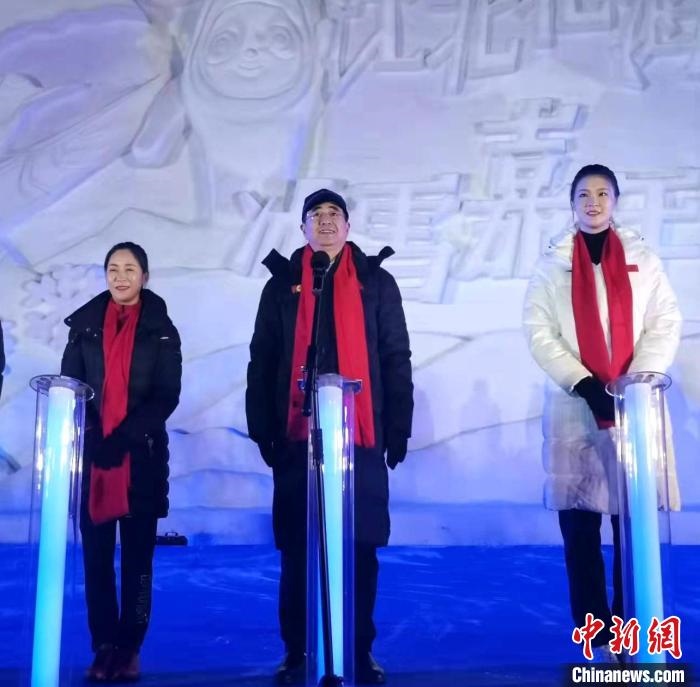 前女排國(guó)家隊(duì)隊(duì)長(zhǎng)奧運(yùn)冠軍惠若琪(右一)，中國(guó)女子田徑競(jìng)走奧運(yùn)冠軍王麗萍(左一)助陣當(dāng)晚活動(dòng)?！≮w桂華 攝