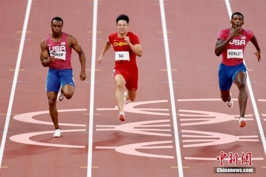 資料圖：北京時(shí)間8月1日晚，在東京奧運(yùn)會(huì)男子百米決賽中，中國(guó)選手蘇炳添以9.98秒的成績(jī)獲得第六名，作為首位闖進(jìn)奧運(yùn)男子百米決賽的中國(guó)人，他再次創(chuàng)造了歷史。圖為蘇炳添在比賽中。<a target='_blank' href='/'>中新社</a>記者 富田 攝