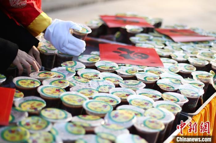 資料圖：工作人員將定制的臘八粥擺放整齊?！°蟛?攝